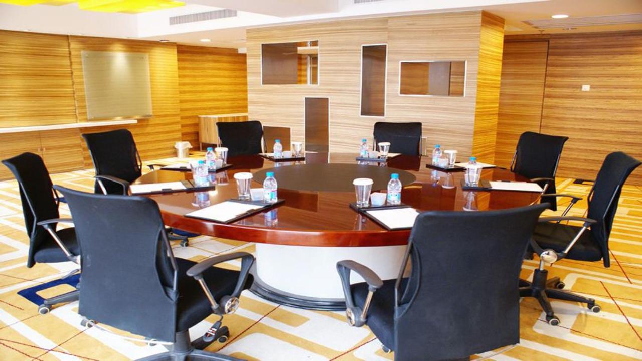 Holiday Inn Binhai Тяньцзинь Экстерьер фото